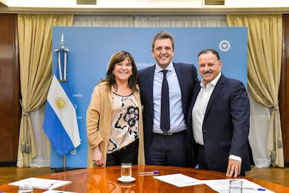 La intendenta Inés Brizuela y Doria, el ministro Sergio Massa y el gobernador Ricardo Quintela.