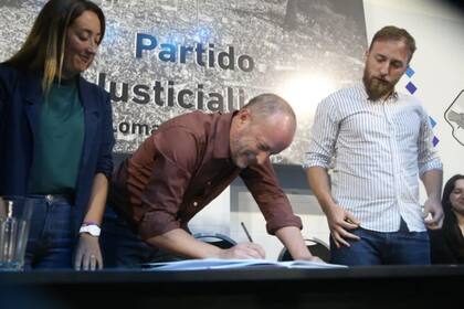 La intendenta interina Marina Lesci junto a Martín Insaurralde y Federico Otermin, candidato de UP en el distrito.