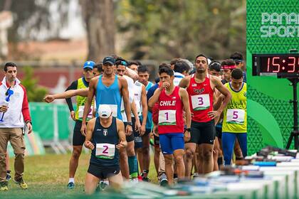 La intensa competencia de pentatlón moderno de los Juegos Lima 2019 contó con varias pruebas que pusieron a prueba todas las habilidades de los deportistas de América. Se puede observar a Villamayor encabezando la fila de las personas que están de pie.