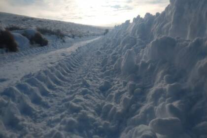 La intensa nevada en Mencué cubrió los caminos y rutas
