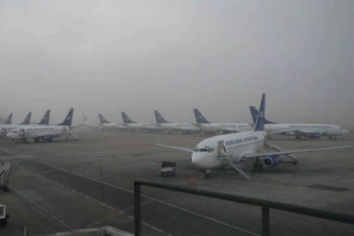 La intensa niebla desvió seis vuelos y demoró otros tantos