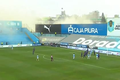 La intensa polvareda que ingresa al estadio tras lo que fue el movimiento sísmico en la ciudad de Lima