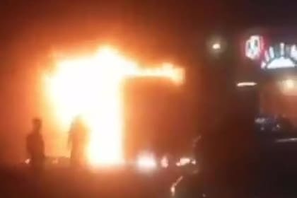 La intensidad de las llamas cortó la energía eléctrica y dificultó el escape de las personas