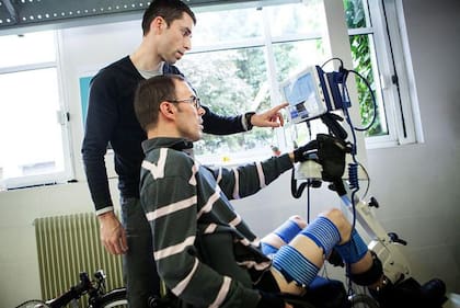 La interface cerebro-máquina permite que personas con movilidad reducida puedan recibir señales del cerebro que estimulen sus músculos.
