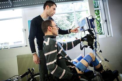 La interface cerebro-máquina permite que personas con movilidad reducida puedan recibir señales del cerebro que estimulen sus músculos.