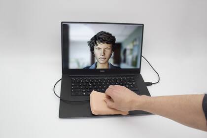 La interfaz con piel artificial Skin-On Interfaces busca mejorar los sistemas de control de los dispositivos electrónicos, que son fríos y poco naturales según Teyssier