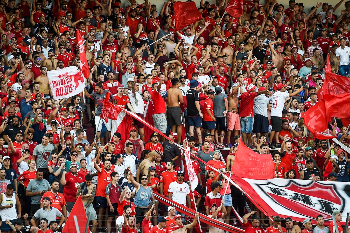 La interna de la barra brava de Independiente tuvo en vilo a los organismos de seguridad, que determinaron que mañana el Rojo juegue con público ante Tigre; la reaparición de Pablo Bebote Álvarez para tomar el control desató las diferencias