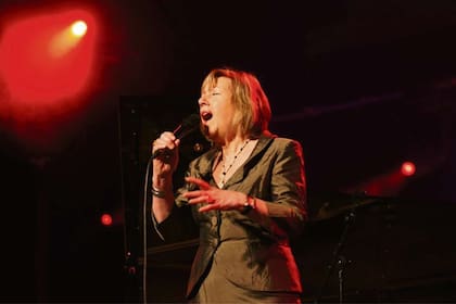 La intérprete, en escena, durante una presentación en Europa