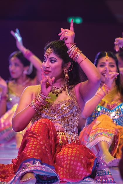 La intérprete franco-india Narmada Madavane en pleno show.
