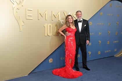 La intérprete posó acompañada por su marido, el actor Peter Hermann, muy elegante en un smoking negro