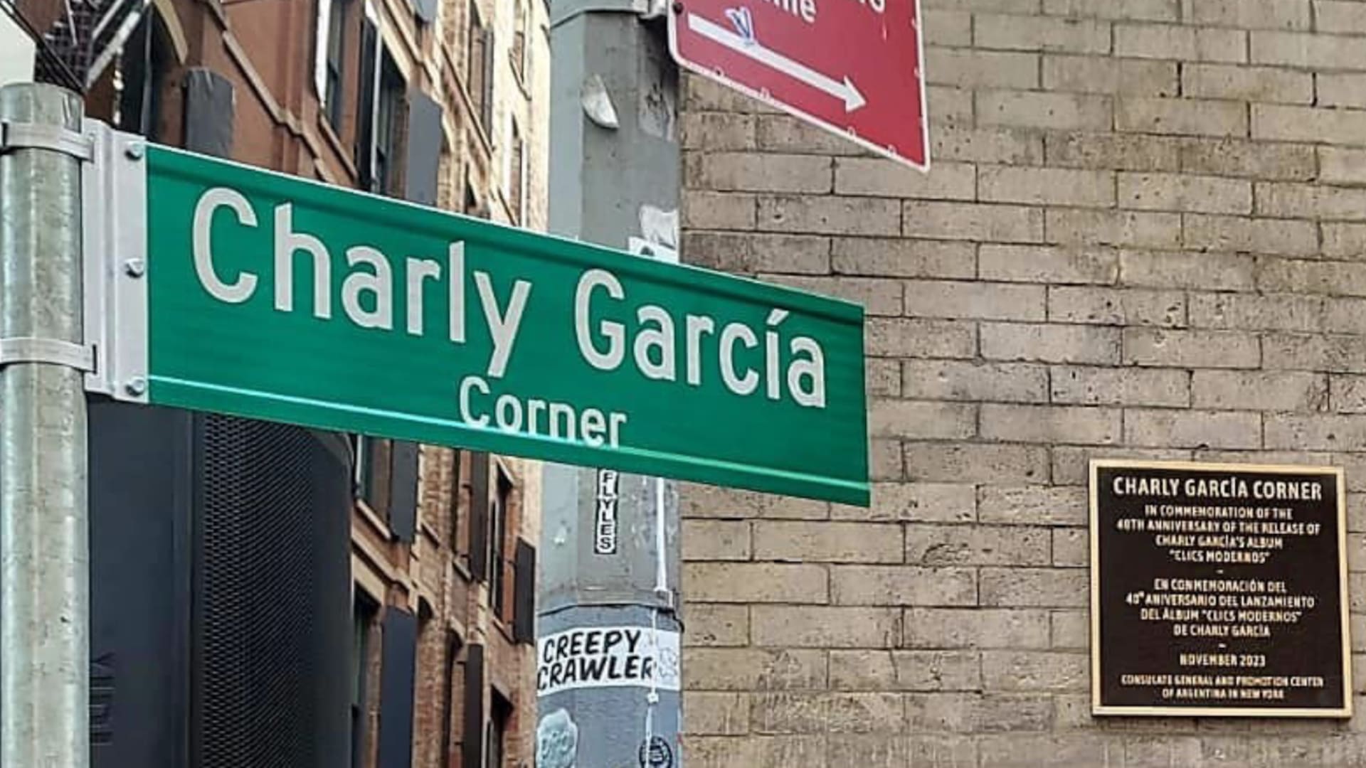 La intersección entre Walker Street y Cortlandt Alley, en Nueva York, ya tiene nombre propio. Desde hoy es oficialmente la “Esquina Charly García”.