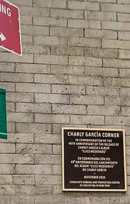 La intersección entre Walker Street y Cortlandt Alley, en Nueva York, ya tiene nombre propio. Desde hoy es oficialmente la “Esquina Charly García”.