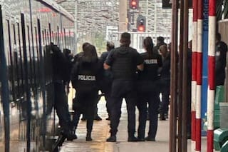 El momento en que los pasajeros del tren Roca escapan del hombre armado que tomó una rehén en Temperley