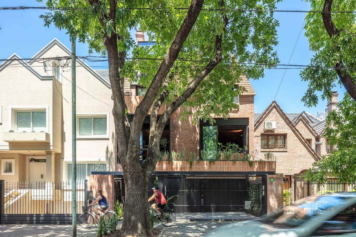 La intervención parte de una vivienda unifamiliar construida en los años 90, un chalet típico de Devoto proyectado por la madre de la familia, también arquitecta