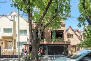 Transformaron la casa familiar de 450 m2 en un edificio de usos mixtos donde viven los padres y trabajan los hijos