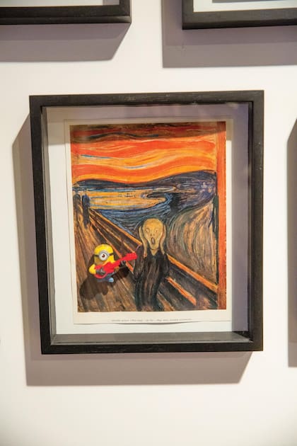 La intervención que hace sobre reproducciones de conocidas obras de arte es mínima. “Tan sólo un guiño y todo cambia”, explica la event-planner.