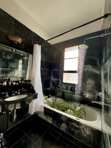 La intimidad de ese departamento también se hacía notar en detalles únicos, como un baño de azulejos negros texturizados donde crecían helechos dentro de la bañera (Foto: Instagram/@deboranishimoto)