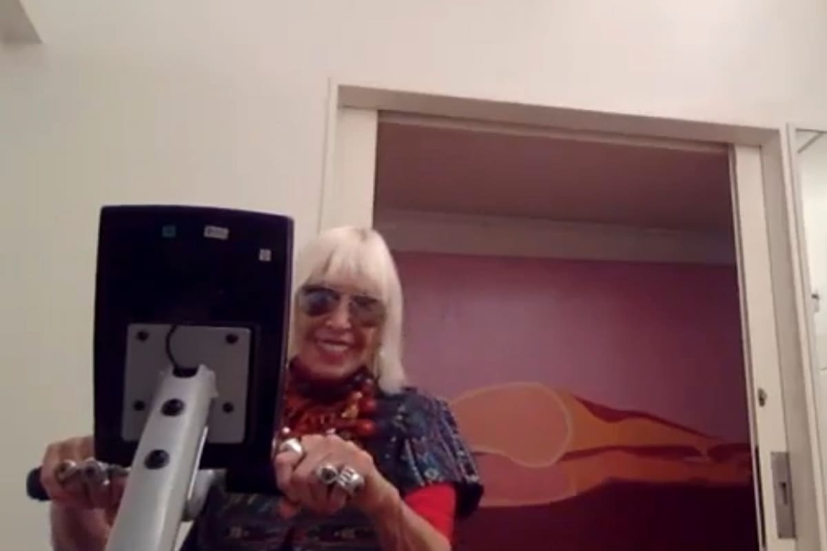 La intimidad de los artistas de entrecasa: de la bici fija de Marta Minujín a los óleos y las performances en TikTok.