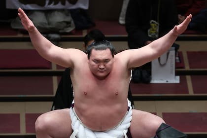 La intimidante envergadura de Hakuho Sho, en ceremonia de entrada al ring en Tokio; una dolencia en una rodilla propició su adiós al sumo.