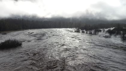 La inusual crecida del río Manso cerca de Pampa Linda.
