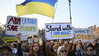 La invasión a gran escala de Rusia a Ucrania ha empezado a cambiar poco a poco las actitudes hacia la guerra en Alemania