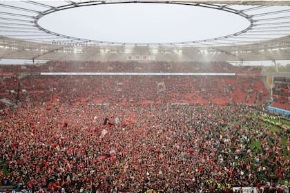 La invasión de cancha de los hinchas del Bayer Leverkusen