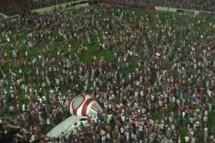 La invasión de cancha por parte de los hinchas de Unión para celebrar la permanencia; el club tatengue era el más complicado de los cinco comprometidos, pero ni siquiera jugará un desempate.