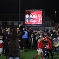 Un equipo de cuarta división eliminó al campeón de la Premier: el drone y la increíble invasión de hinchas
