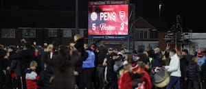 Un equipo de cuarta división eliminó al campeón de la Premier: el drone y la increíble invasión de hinchas