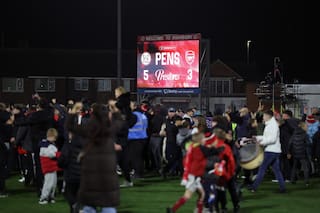 Un equipo de cuarta división eliminó al campeón de la Premier: el drone y la increíble invasión de hinchas