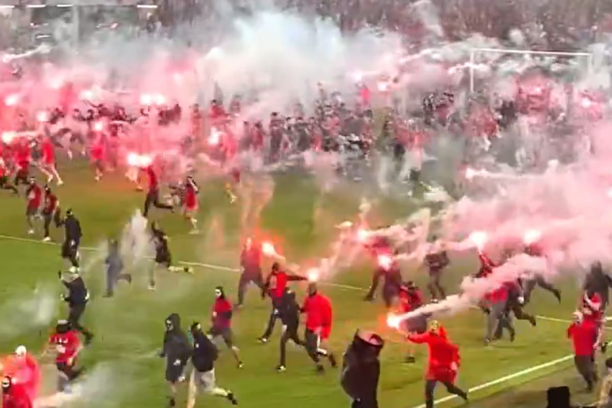 La invasión de hinchas en el clásico de Praga: noche de terror en el fútbol checo