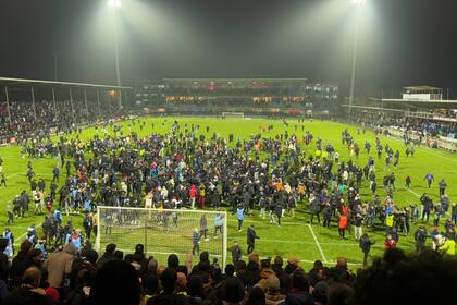 La invasión de público al final del partido, tras la histórica victoria de Bourgoin-Jallieu