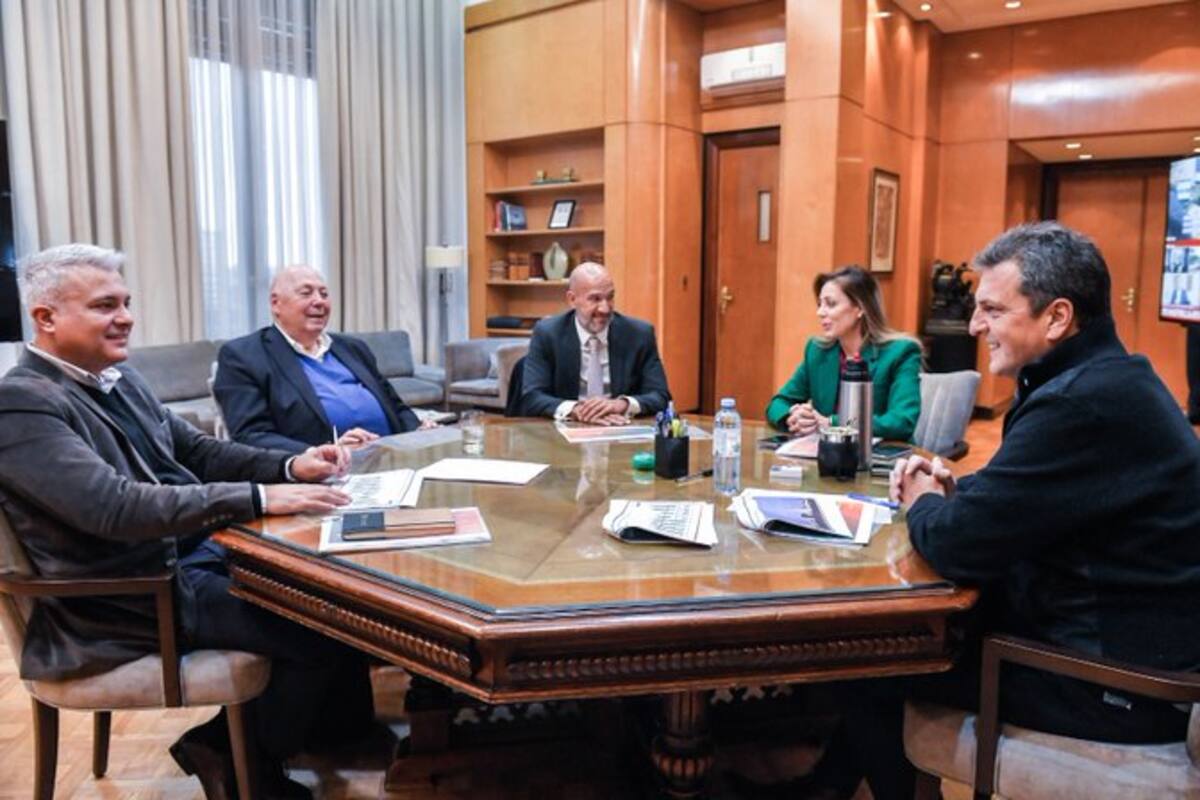 La inversión fue anunciada por Urquía a Massa y Royón.