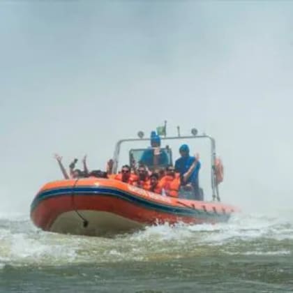 La investigación busca determinar si el vuelco estuvo vinculado con la crecida del río, una falla técnica o un error operativo, mientras resurgen otros accidentes registrados por la operadora
