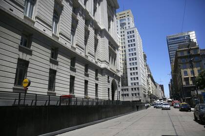 La investigación de los cuadernos y la corrupción en la obra pública reavivó la discusión por el nombre del edificio inaugurado en el Bicentenario
