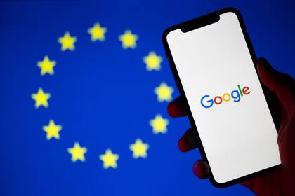 “La investigación examinará, en particular, si Google está distorsionando la competencia al imponer condiciones desleales a los editores y creadores de contenidos, o al concederse a sí mismo un acceso privilegiado a dichos contenidos, colocando así en desventaja a los desarrolladores de modelos de inteligencia artificial competidores”, dijo la Comisión Anticompetencia de la Unión Europea