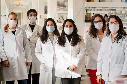 La investigadora Juliana Cassataro (en el centro, de pantalón negro) y su equipo