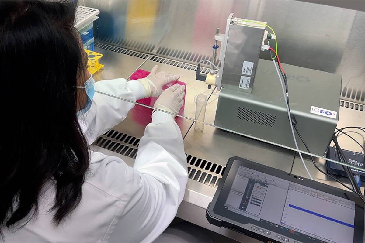 La investigadora Rubaiya Hussain analizando muestras de saliva con el nuevo dispositivo en el laboratorio