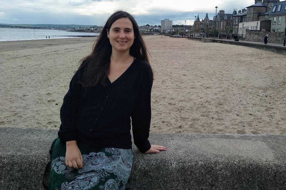 La investigadora tiene 28 años, habla tres idiomas y nació es España