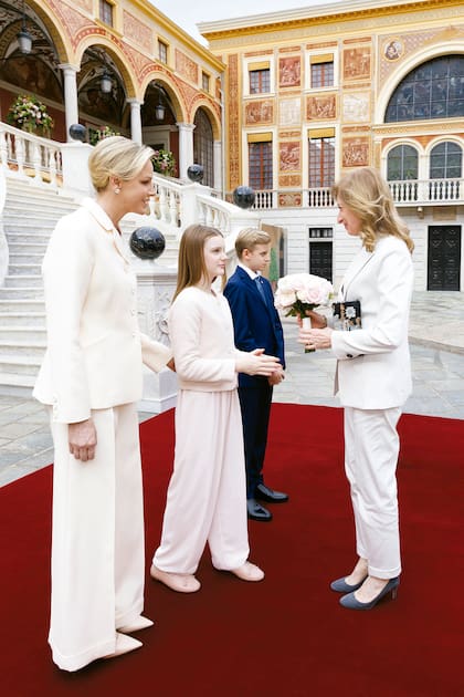La invitada recibe un ramo de flores de manos de la princesa Gabriella