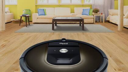 La iRobot Roomba 980 recorre el piso y aspira la suciedad sin necesidad de intervención humana