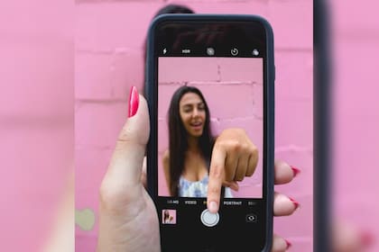 La irrupción de Internet en la vida social marcó a dos generaciónes, que a la vez se diferencian ampliamente (Foto Pexels)
