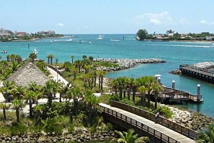 La isla cerca del puerto de Palm Beach es un destino popular y ofrece numerosas oportunidades recreativas para los visitantes