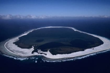 La isla coralina se formó sobre el borde del cráter de un volcán sumergido