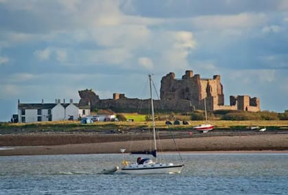 La isla cuenta con un castillo que fue construido por monjes a principios del 1300
