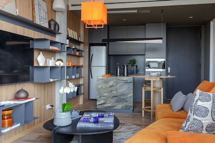 La isla de cuarcita 'Exotic Fusion' (Canteras del Mundo) está a tono con el azul grisáceo de los muebles en Rauvisio 'Biggio mate' y la biblioteca de chapa plegada (MADO).