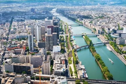 La Isla de los Cisnes en París se creó a principios del siglo XIX para proteger los puentes de la ciudad