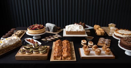 La isla de pastelería es protagonista de las mañanas y tardes.