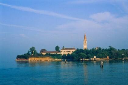 La isla de Poveglia está cerrada al público después de su pasado activo durante la peste negra y a mediados del siglo XX