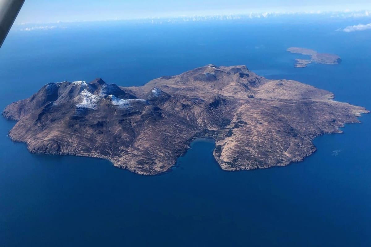 La isla de Rum se ubica al noroeste de Escocia y mide doce kilómetros de largo. Hoy la comunidad se compone por cuarenta residentes. Las autoridades del lugar ofrecen viviendas nuevas a los interesados en mudarse allí